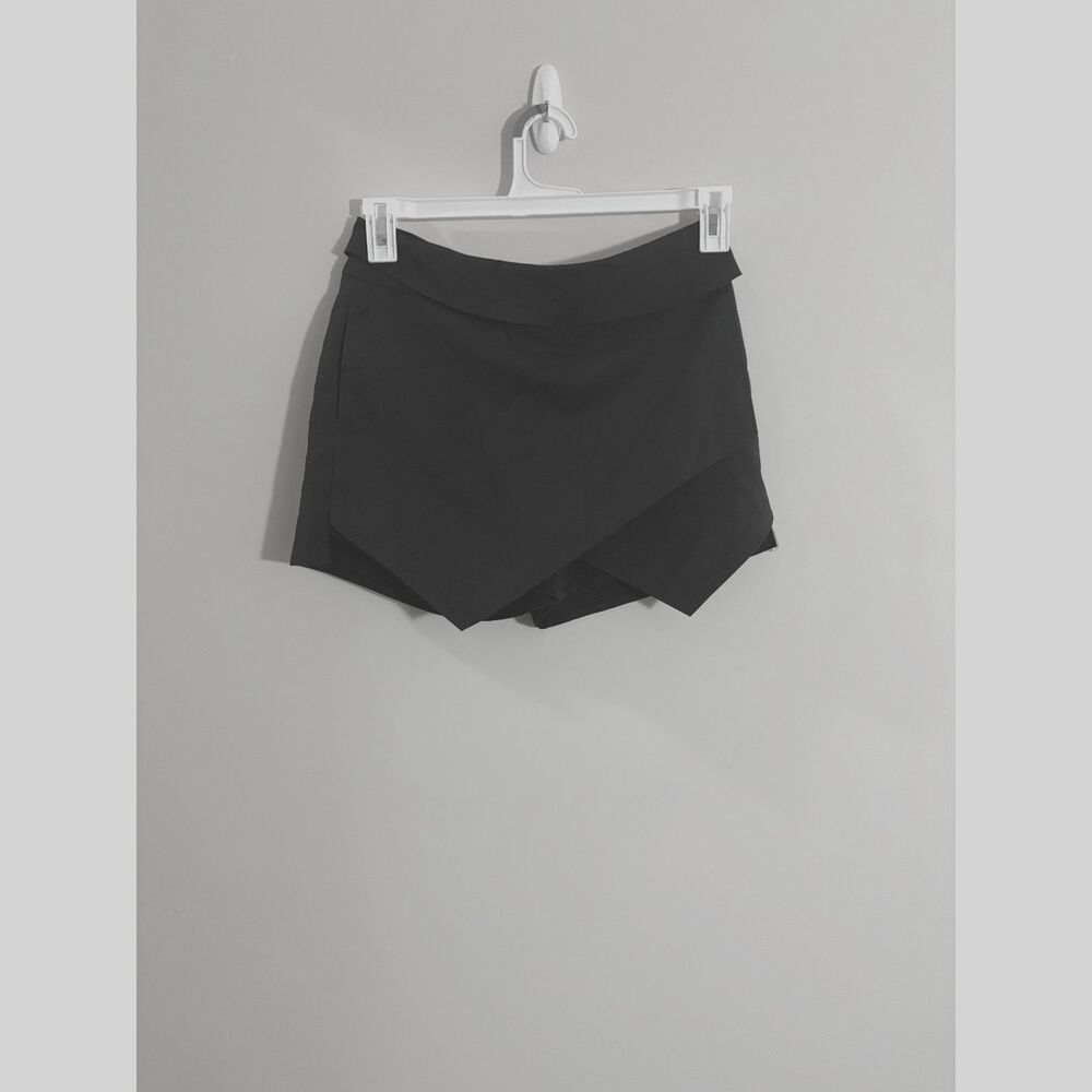 Charles Richard black skort size small